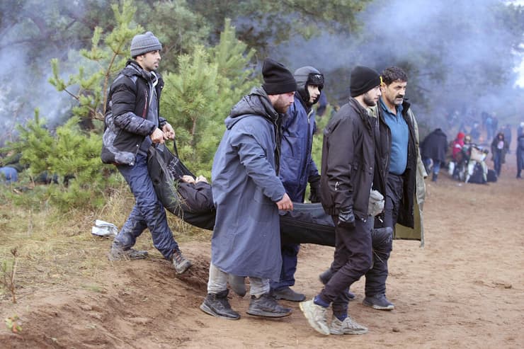 גבול בלארוס פולין מהגרים סוחבים את חברם ה חולה