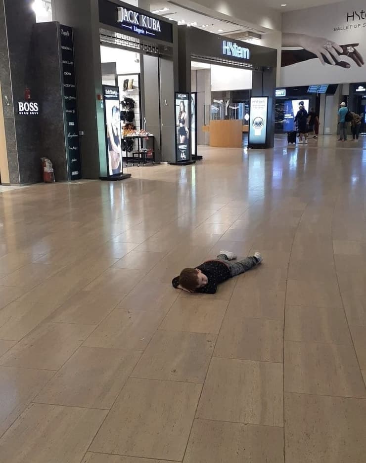 נרדם באמצע שדה התעופה