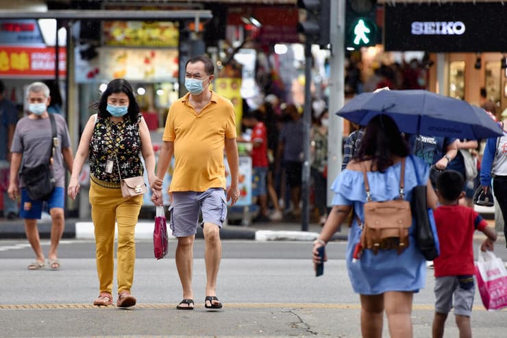עוטים מסכות ברחוב בסינגפור