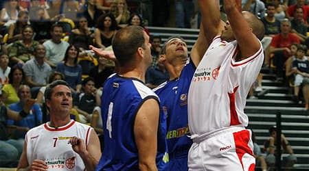 אנדרו קנדי מתעופף. ברד ליף משקיף מהצד (יותם רונן) אנדרו קנדי מתעופף. ברד ליף משקיף מהצד