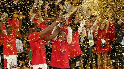 שחקני צסק"א מוסקבה חוגגים עם הגביע