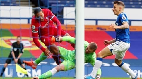 וירג'יל ואן דייק נפצע בתיקול עם פיקפורד (רויטרס) וירג'יל ואן דייק נפצע בתיקול עם פיקפורד