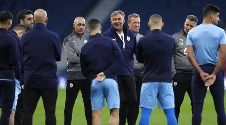 רוטנשטיינר מתדרך את שחקני הנבחרת