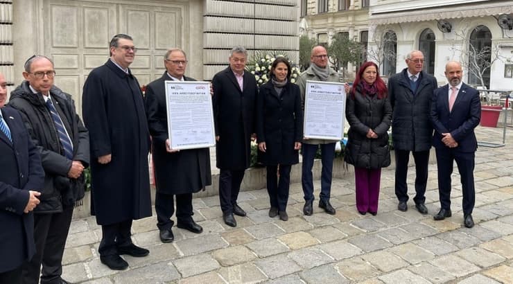 ד"ר נחמן שי ואורן חסון עם בכירים מההתאחדות האוסטרית (ההתאחדות לכדורגל) ד"ר נחמן שי ואורן חסון עם בכירים מההתאחדות האוסטרית