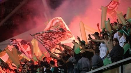 אוהדי מכבי חיפה מדליקים אבוקה ביציע (אחמד מוררה) אוהדי מכבי חיפה מדליקים אבוקה ביציע