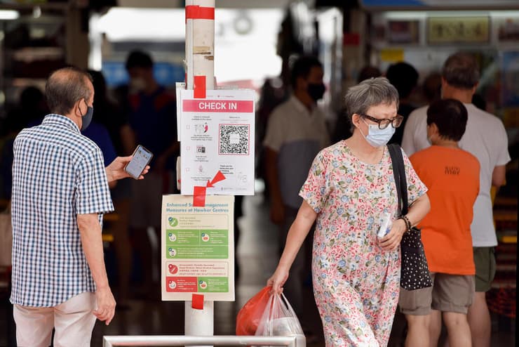 אנשים מתקפים בטלפון תו ירוק בסינגפור