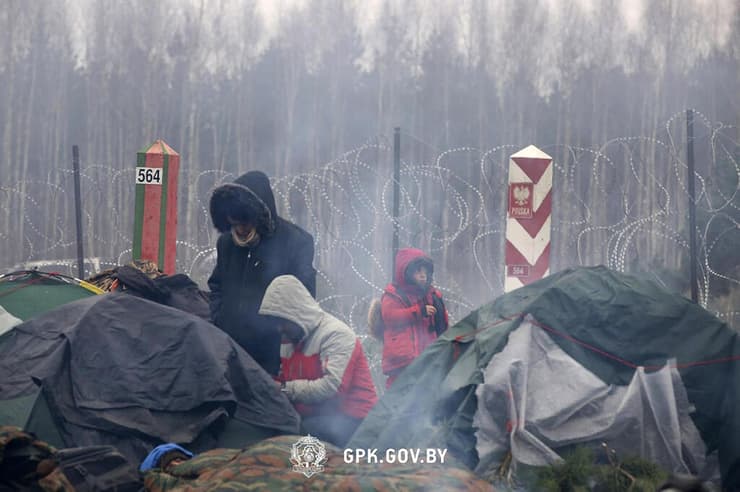 בלארוס מהגרים מחכים ב גבול עם פולין