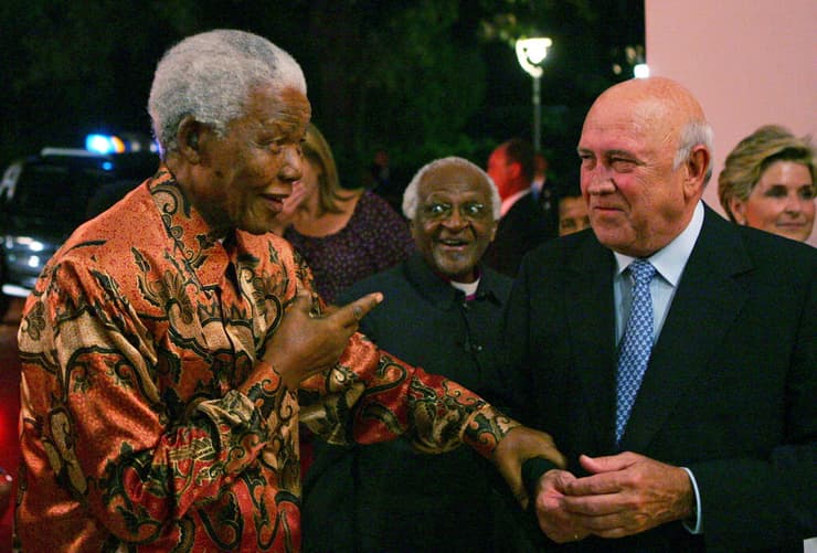 נשיא דרום אפריקה לשעבר פרדריק וילם דה קלרק עם נלסון מנדלה