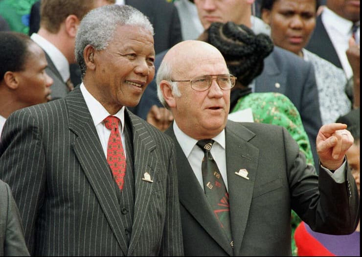 נשיא דרום אפריקה לשעבר פרדריק וילם דה קלרק עם נלסון מנדלה