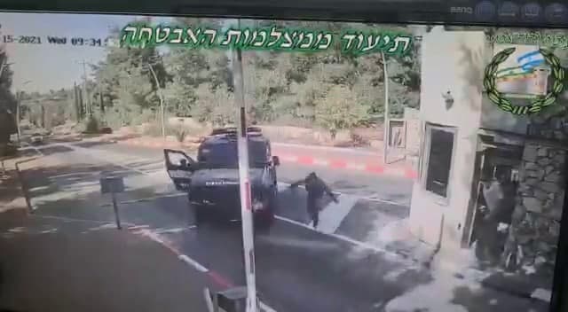 תיעוד ממצלמות אבטחה: רכב צבאי מתדרדר ופוגע ברכבים