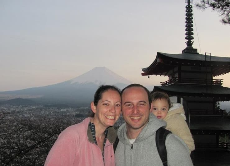 עם בעלה והתינוקת על רקע הר פוג'י ביפן
