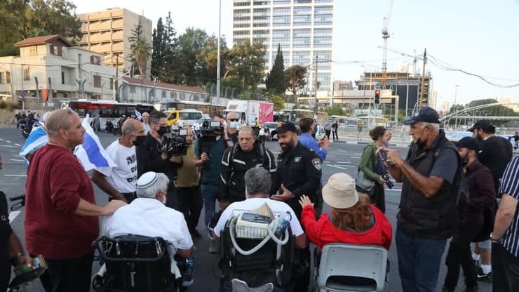 קבוצת הנכים הופכים לפנתרים בהפגנה בצומת עזריאלי