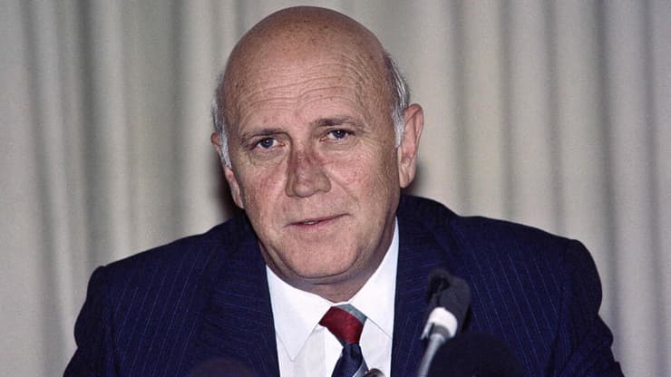 נשיא דרום אפריקה לשעבר פרדריק וילם דה קלרק עם נלסון מנדלה