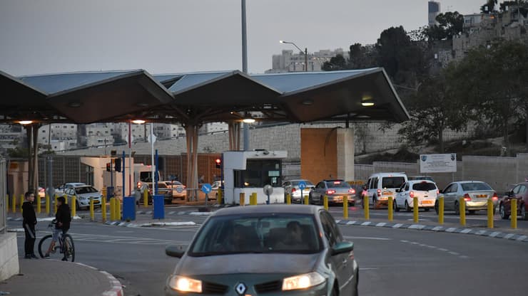 המחסום באזור שועפט. "הילד הקטן איבד את ההכרה באוטובוס" (צילום: יואב דודקביץ') שועפאט