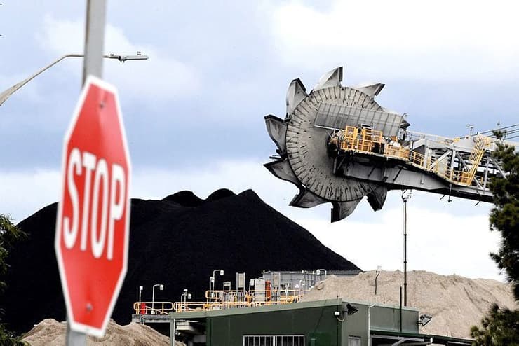 ערימת פחם ליד תחנת כוח באוסטרליה