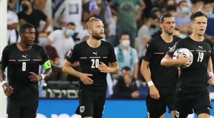 כריסטוף באומגארטנר חוזר עם הכדור לקו האמצע בסמי עופר. מחפש "לסגור חשבון"