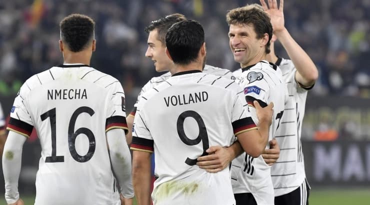 הגרמנים חוגגים עם תומאס מולר (רויטרס) הגרמנים חוגגים עם תומאס מולר