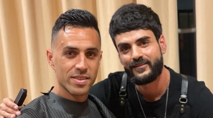 ערן זהבי מסתפר לפני המשחק נגד אוסטריה (צילום: באדיבות אור גפן יחסי ציבור) ערן זהבי מסתפר לפני המשחק נגד אוסטריה