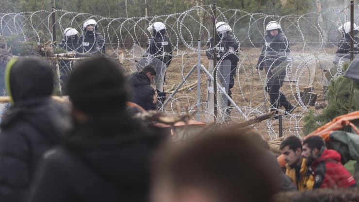 כוחות הביטחון הפולניים מונעים את חציית המהגרים