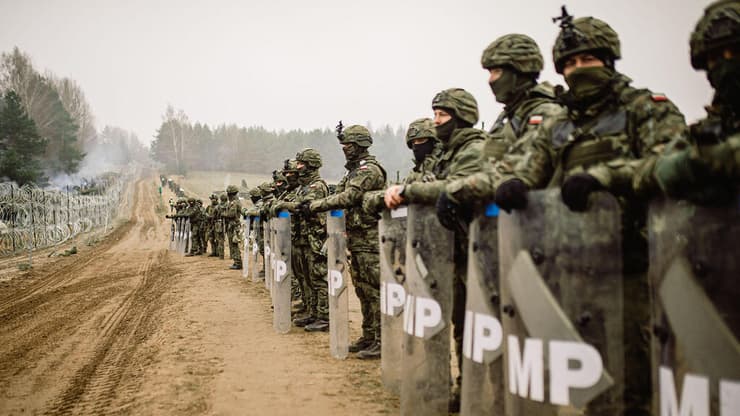 כוחות הביטחון הפולניים מונעים את חציית המהגרים