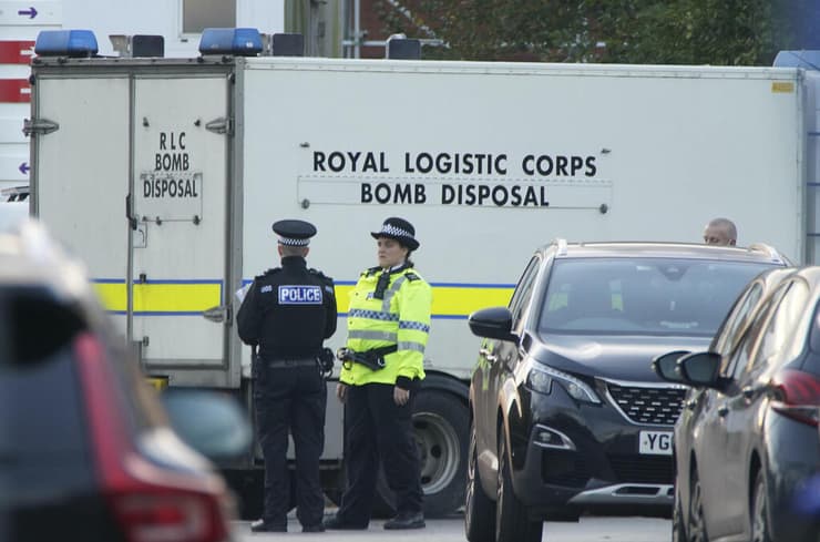 שוטרים משטרה מחוץ ל בית חולים ב ליברפול אחרי פיצוץ מכונית בריטניה