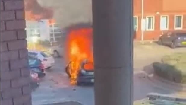 מכונית עולה באש אחרי פיצוץ מחוץ ל בית חולים ב ליברפול בריטניה