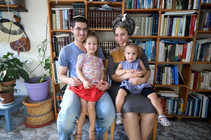 עוז וריבי אברמוביץ' משכונת רמת אשכול בלוד עם בנותיהם לשירה ולאורי 
