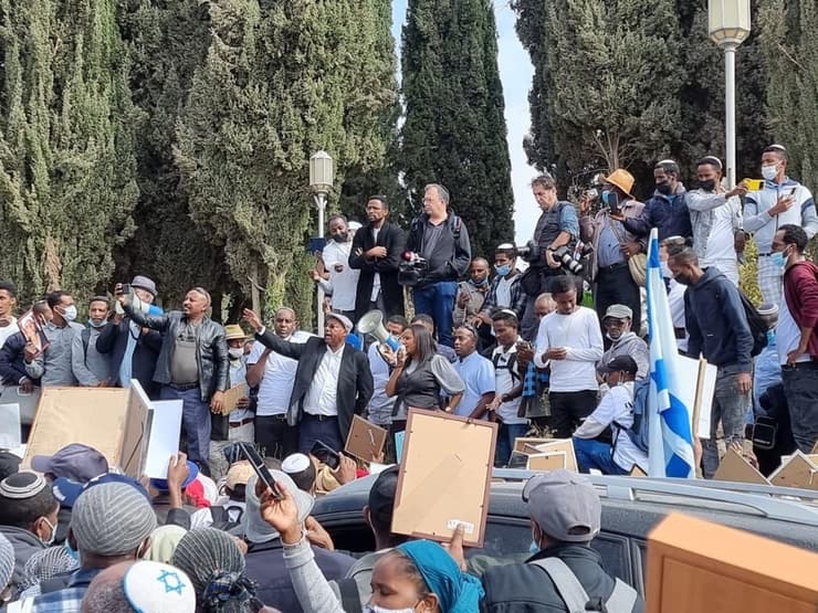 מאות יוצאי אתיופיה הפגינו מול הכנסת במחאה על העיכוב בהעלאת קרוביהם לישראל