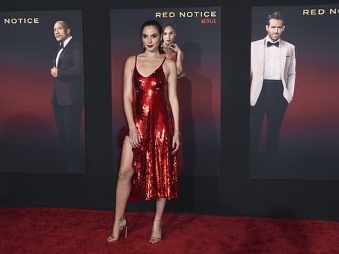 גל גדות בשמלה של לואווה בהקרנת הבכורה של "הודעה אדומה"