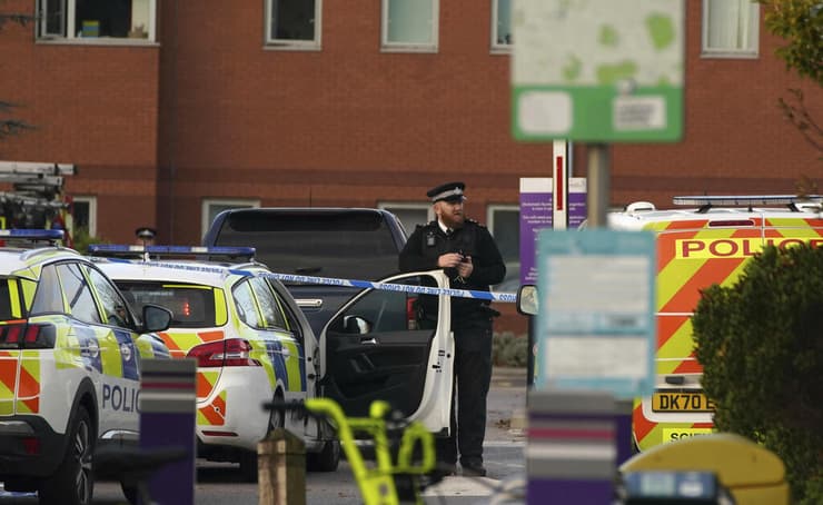 שוטרים משטרה מחוץ ל בית חולים ב ליברפול אחרי פיצוץ מכונית בריטניה