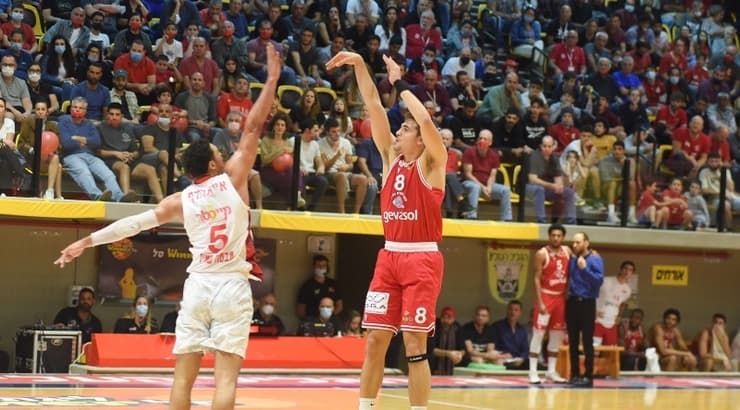 יותם חנוכי זורק