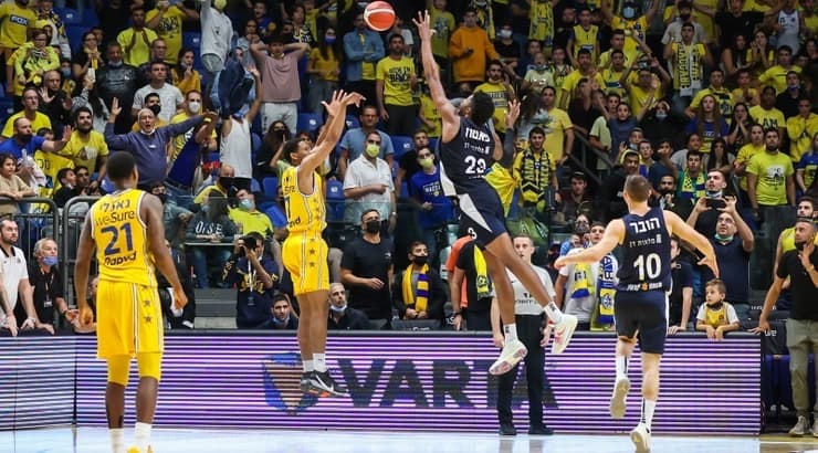 קמרון טיילור שולח את המשחק להארכה שנייה (איציק בלניצקי) קמרון טיילור שולח את המשחק להארכה שנייה