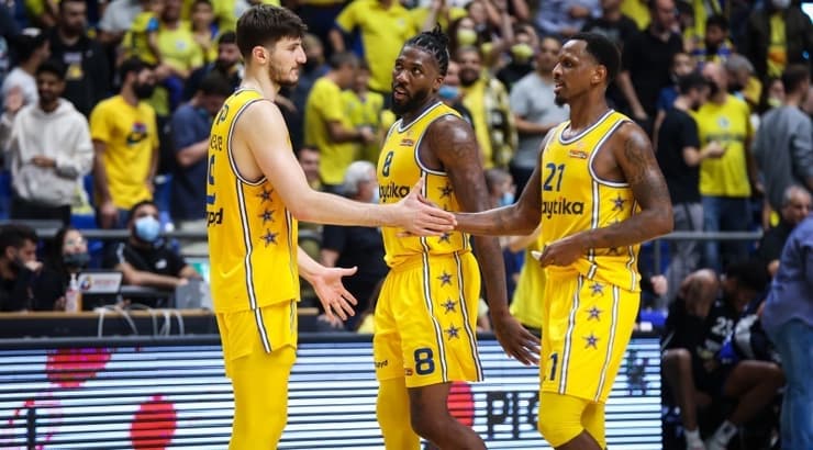 ננאלי, ריינולדס וסורקין חוגגים (איציק בלניצקי) ננאלי, ריינולדס וסורקין חוגגים