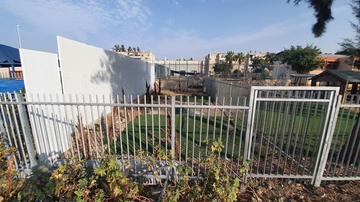 הגדר החדשה היוצרת חיץ בין מתחם הגן ובית המדרש של הגרעין התורני לבין בית הספר הערבי אלראזי בעיר לוד