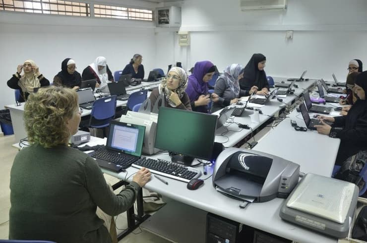 קורס מחשבים לנשים ערביות שהפעילה ספא יונס במסגרת עמותת ערוס אלבחר