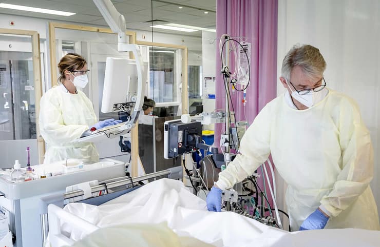 הולנד מאסטריכט מטפלים ב חולי קורונה ב יחידה לטיפול נמרץ