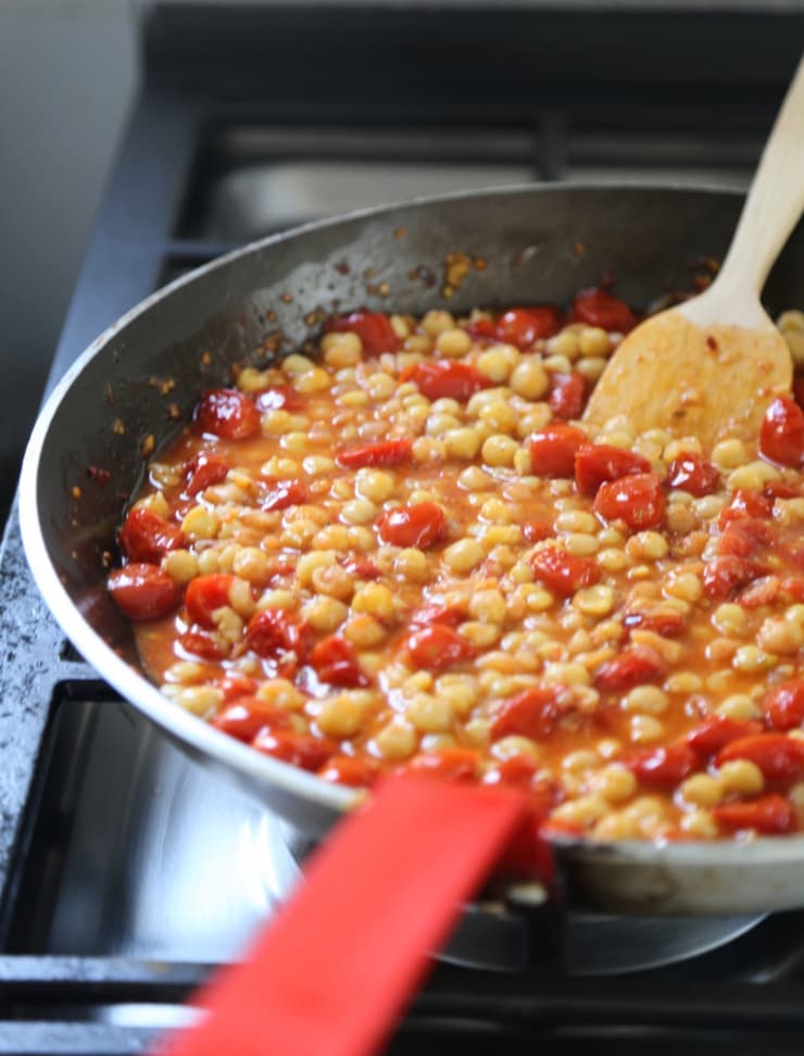 תבשיל חומוס עגבניות ותרד