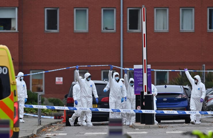 חוקרי מז"פ של משטרת בריטניה שוטרים זירת הפיצוץ ב ליברפול 