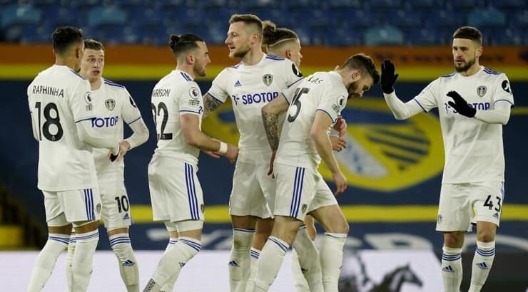 שחקני לידס חוגגים עם ג'ק האריסון