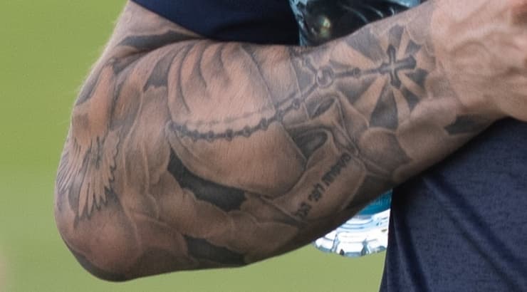 הקעקוע על ידו של רנה יונסן. "משפחה לפני הכל"