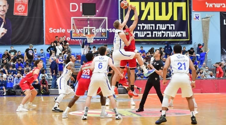 שחקני הפועל ירושלים ובני הרצליה במאבק על כדור הפתיחה