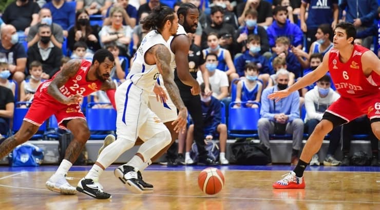 שחקני הפועל ירושלים ובני הרצליה במאבק