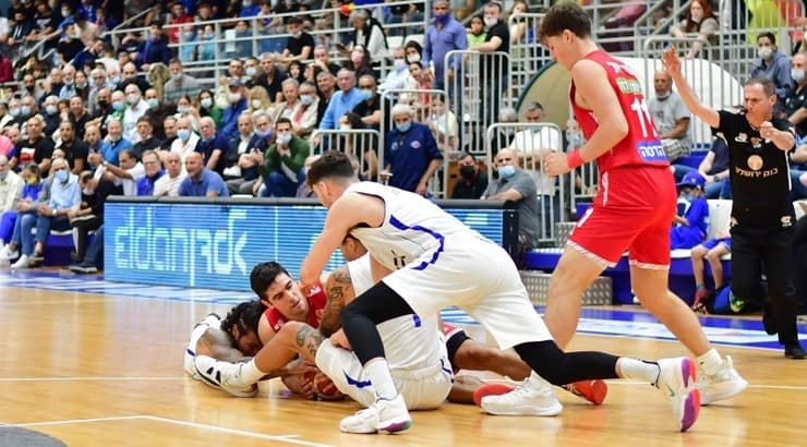 שחקני הפועל ירושלים ובני הרצליה במאבק