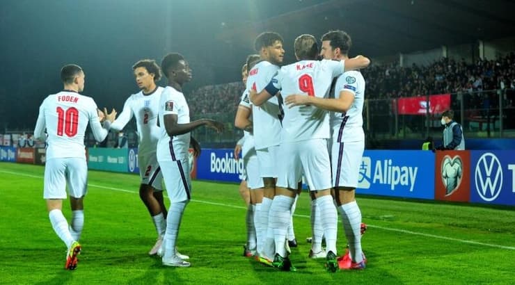 האנגלים חוגגים