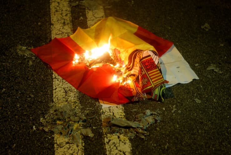 דגל ספרד שרוף במחאות של תומכי מתן עצמאות לקטלוניה