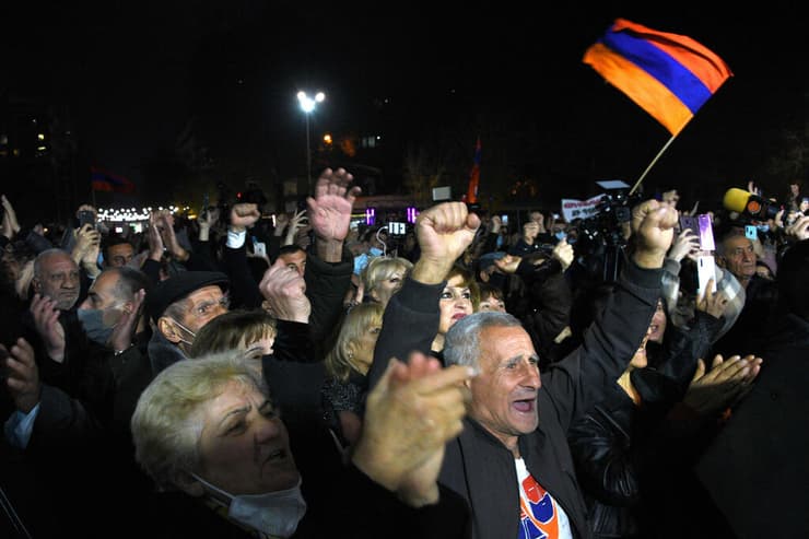 הפגנות ב-8 בנובמבר ב ירבאן ארמניה נגד ראש הממשלה ניקול פשיניאן שחתם לפני שנה על הפסקת אש מול אזרבייג'ן במלחמה ב נגורנו קרבאך