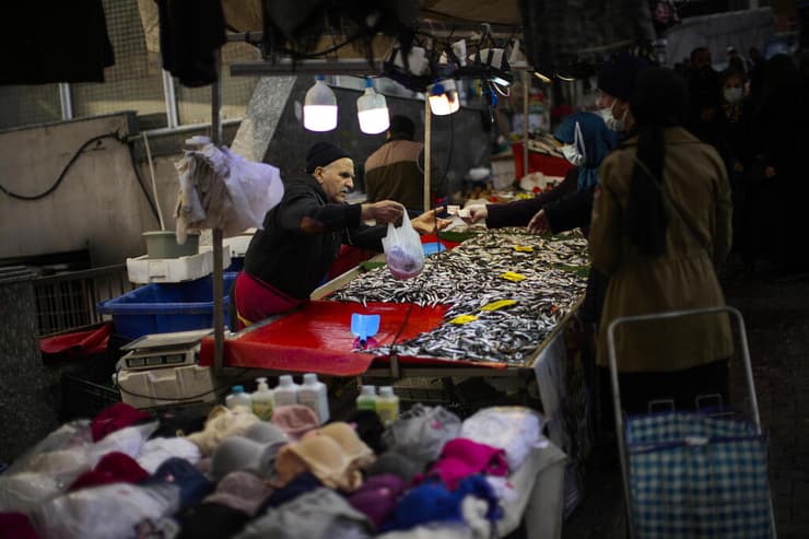 אזרחים באזור מסחרי או שוק ב איסטנבול טורקיה במצל האינפלציה הגואה במדינה