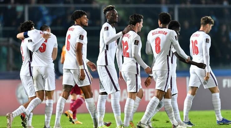 האנגלים חוגגים