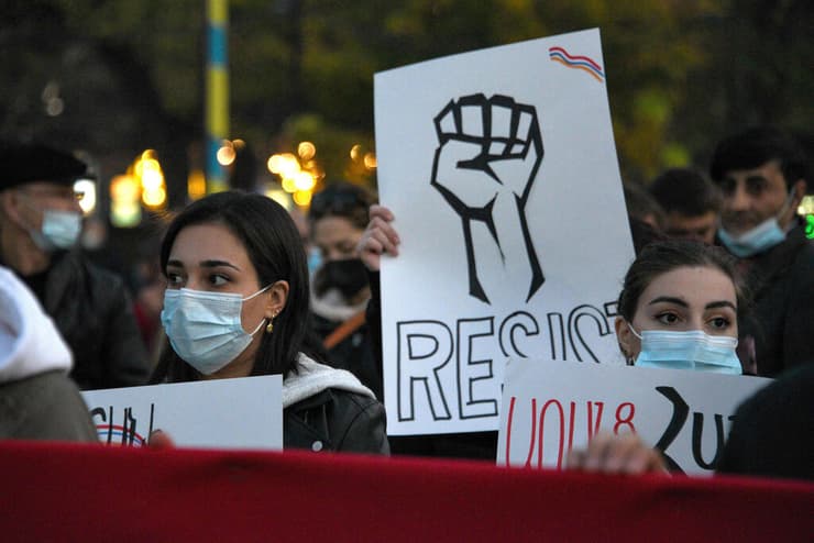 הפגנות ב-8 בנובמבר ב ירבאן ארמניה נגד ראש הממשלה ניקול פשיניאן שחתם לפני שנה על הפסקת אש מול אזרבייג'ן במלחמה ב נגורנו קרבאך