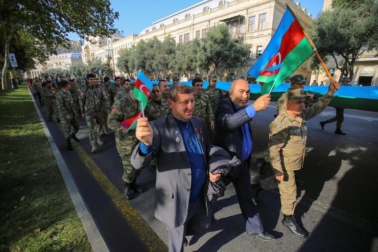 מצעד ניצחון ב-8 בנובמבר ב באקו אזרבייג'ן לציון שנה לתום מלחמה ב נגורנו קרבאך מול ארמניה